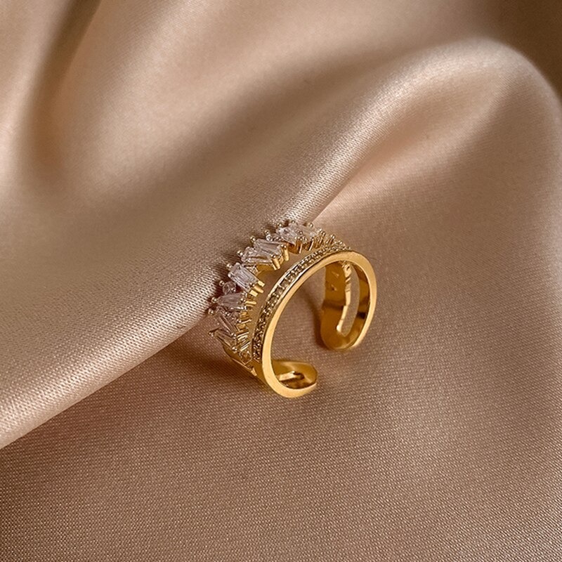 bague-de-luxe-en-zircon-dore-pour-femme_main-4 (1)