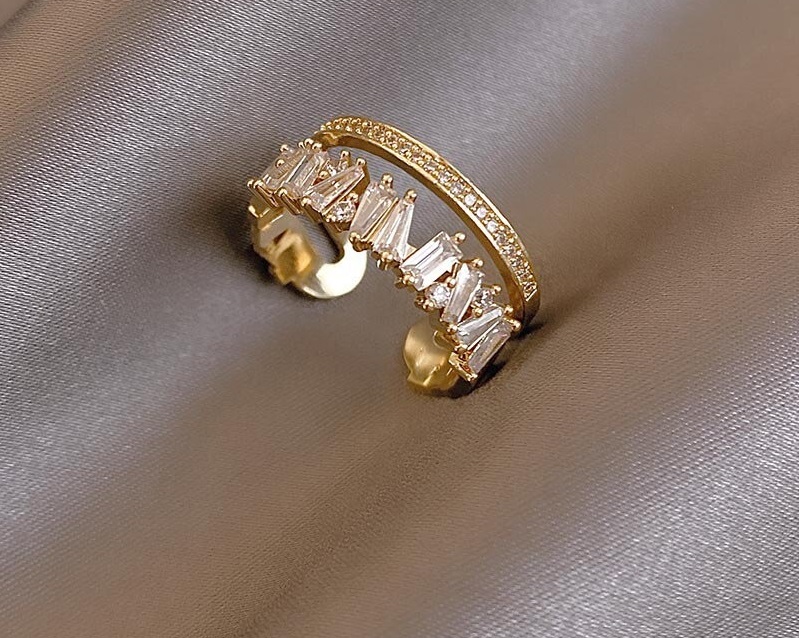 bague-de-luxe-en-zircon-dore-pour-femme_main-0 (1)