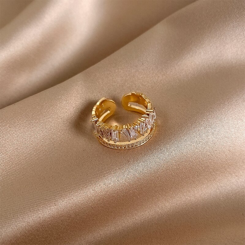 bague-de-luxe-en-zircon-dore-pour-femme_main-2