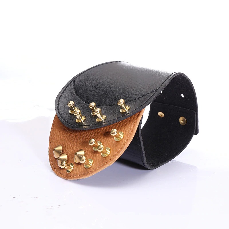 d-d-mode-femmes-punk-bracelet-large-en_main-3