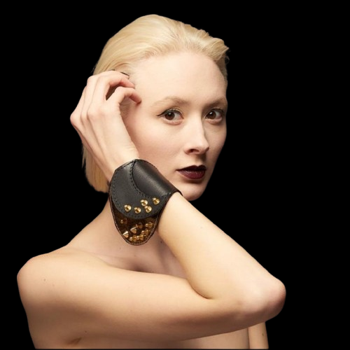 d-d-mode-femmes-punk-bracelet-large-en_main-0-removebg-preview (1)