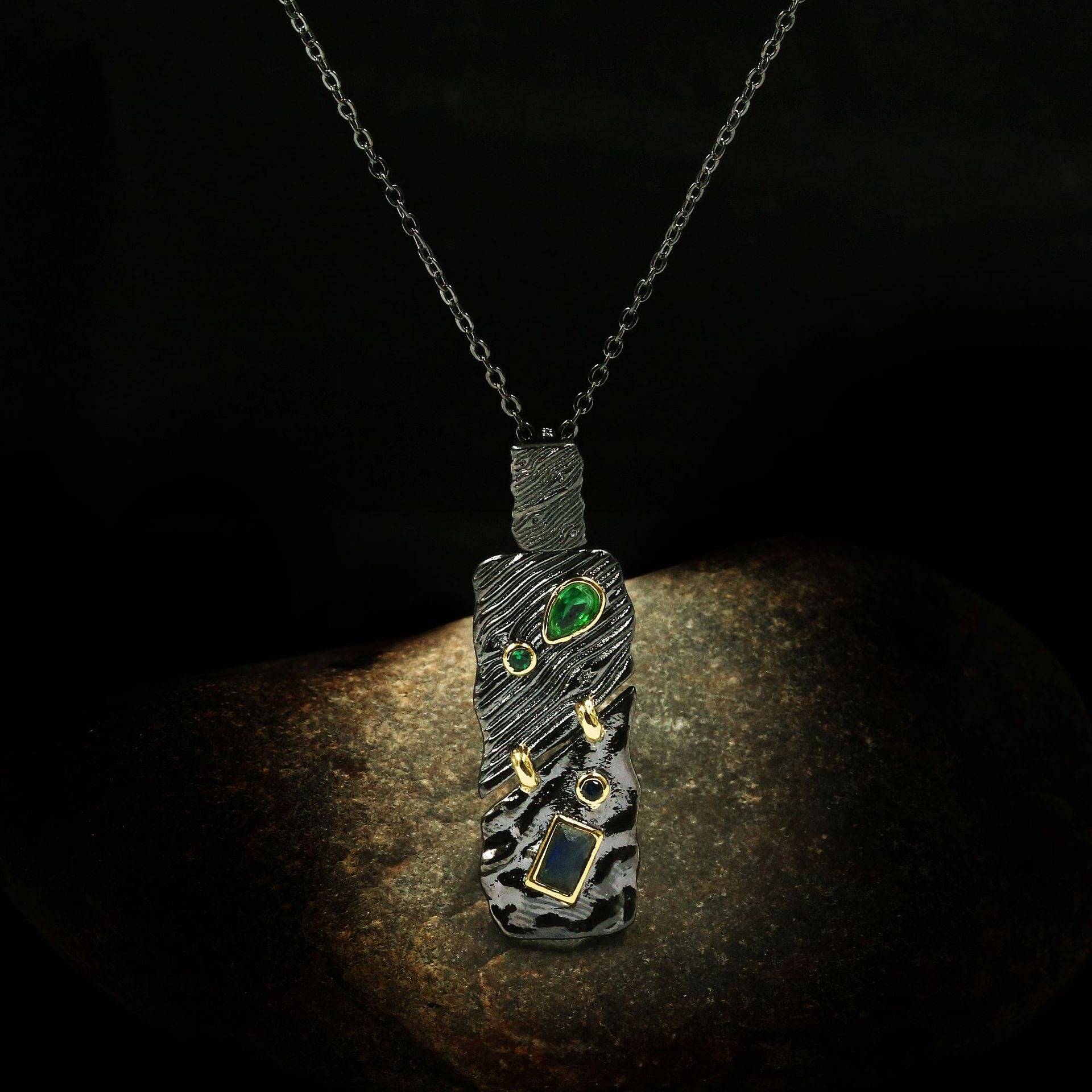 collier-avec-pendentif-en-zircon-et-cris_description-13