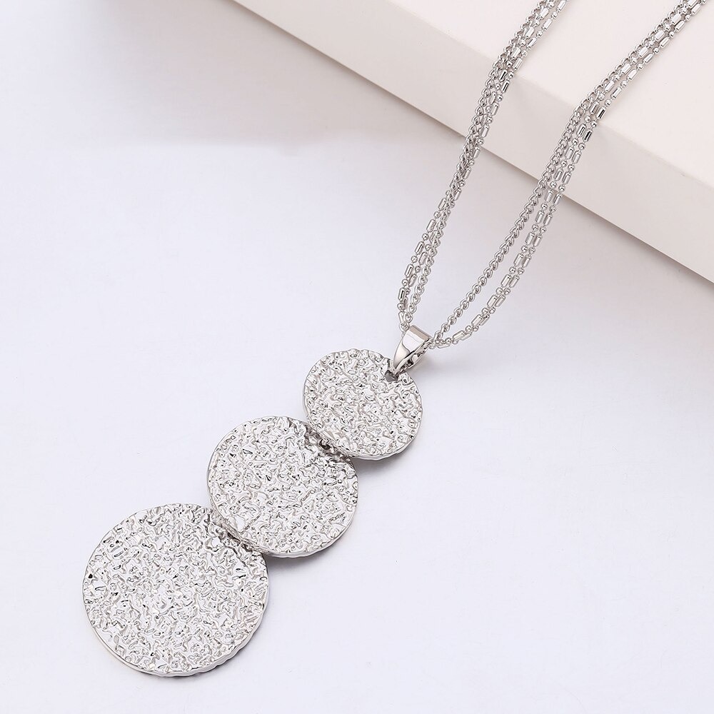collier-rond-pour-femme-avec-pendentif_main-2