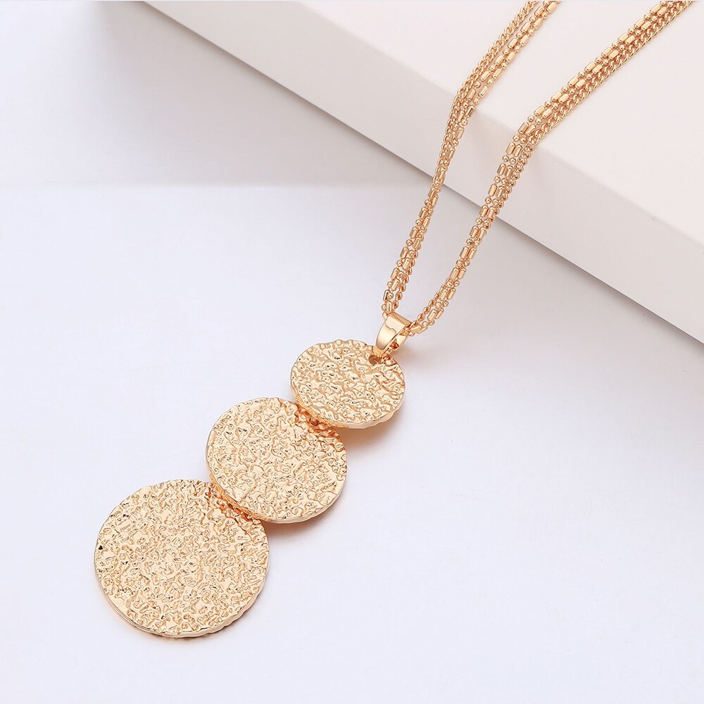 collier-rond-pour-femme-avec-pendentif_main-3