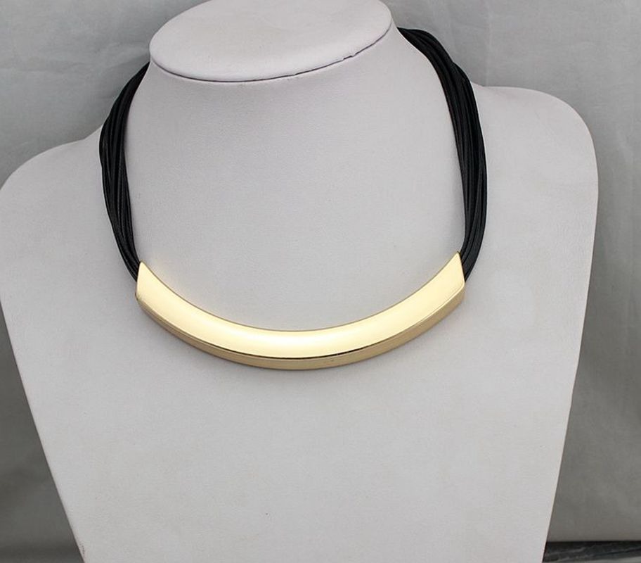 collier-en-cuir-noir-design-simple-cha_main-2