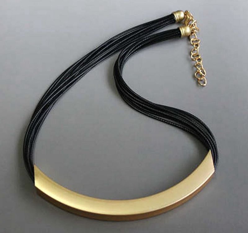 collier-en-cuir-noir-design-simple-cha_main-0