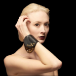 d-d-mode-femmes-punk-bracelet-large-en_main-0-removebg-preview (1)