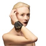 d-d-mode-femmes-punk-bracelet-large-en_main-0-removebg-preview