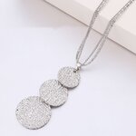 collier-rond-pour-femme-avec-pendentif_main-2