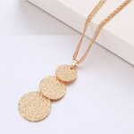 collier-rond-pour-femme-avec-pendentif_main-3