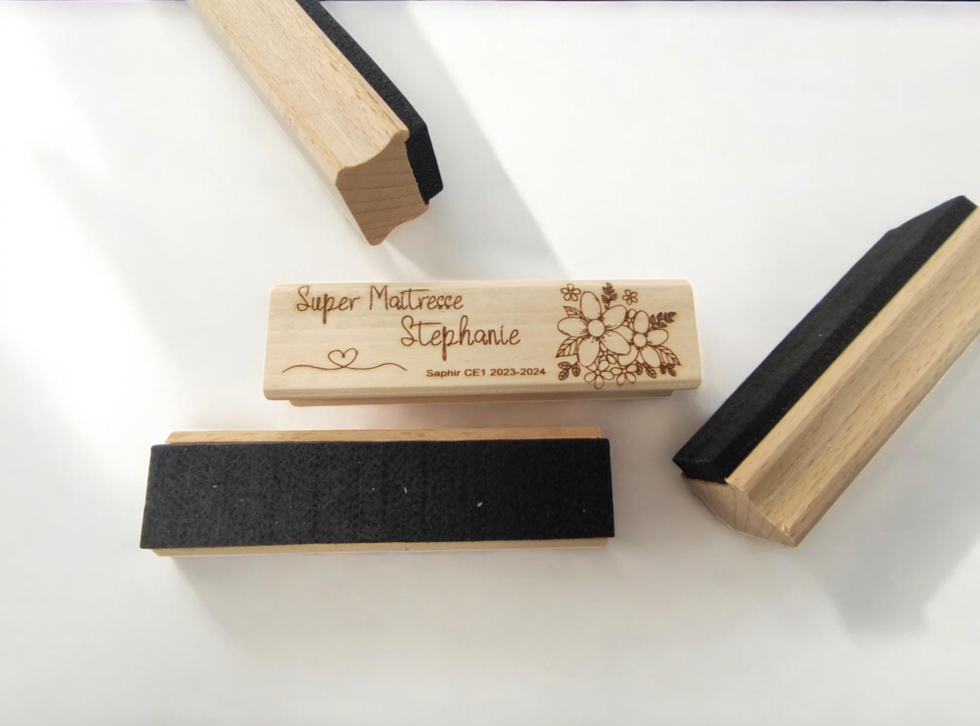 Brosse en bois gravé maitresse stephanie fleurs