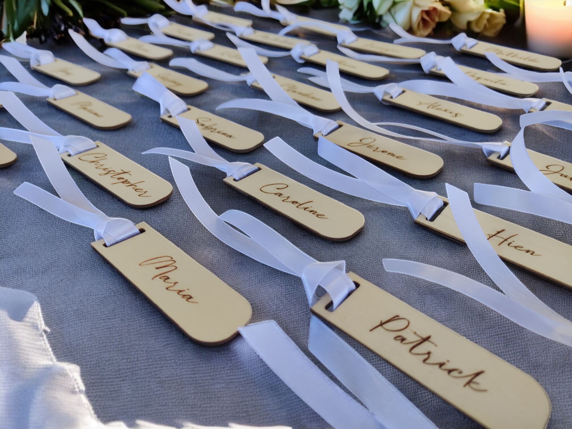 Marque-place en bois gravé personnalisé avec ruban blanc