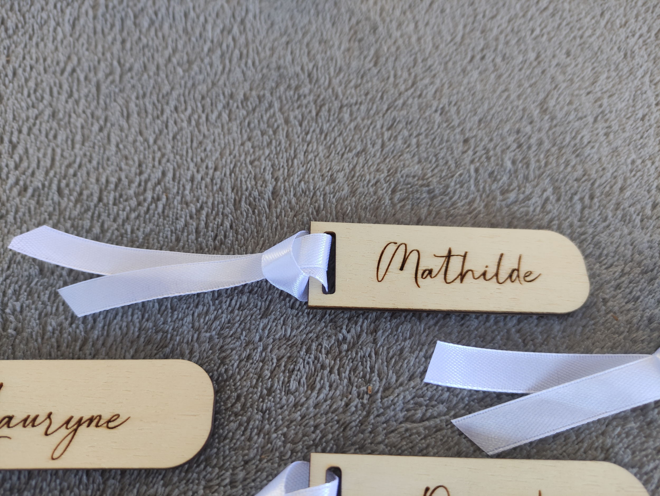 Marque place bois mariage personnalisé avec prénom gravé et ruban blanc