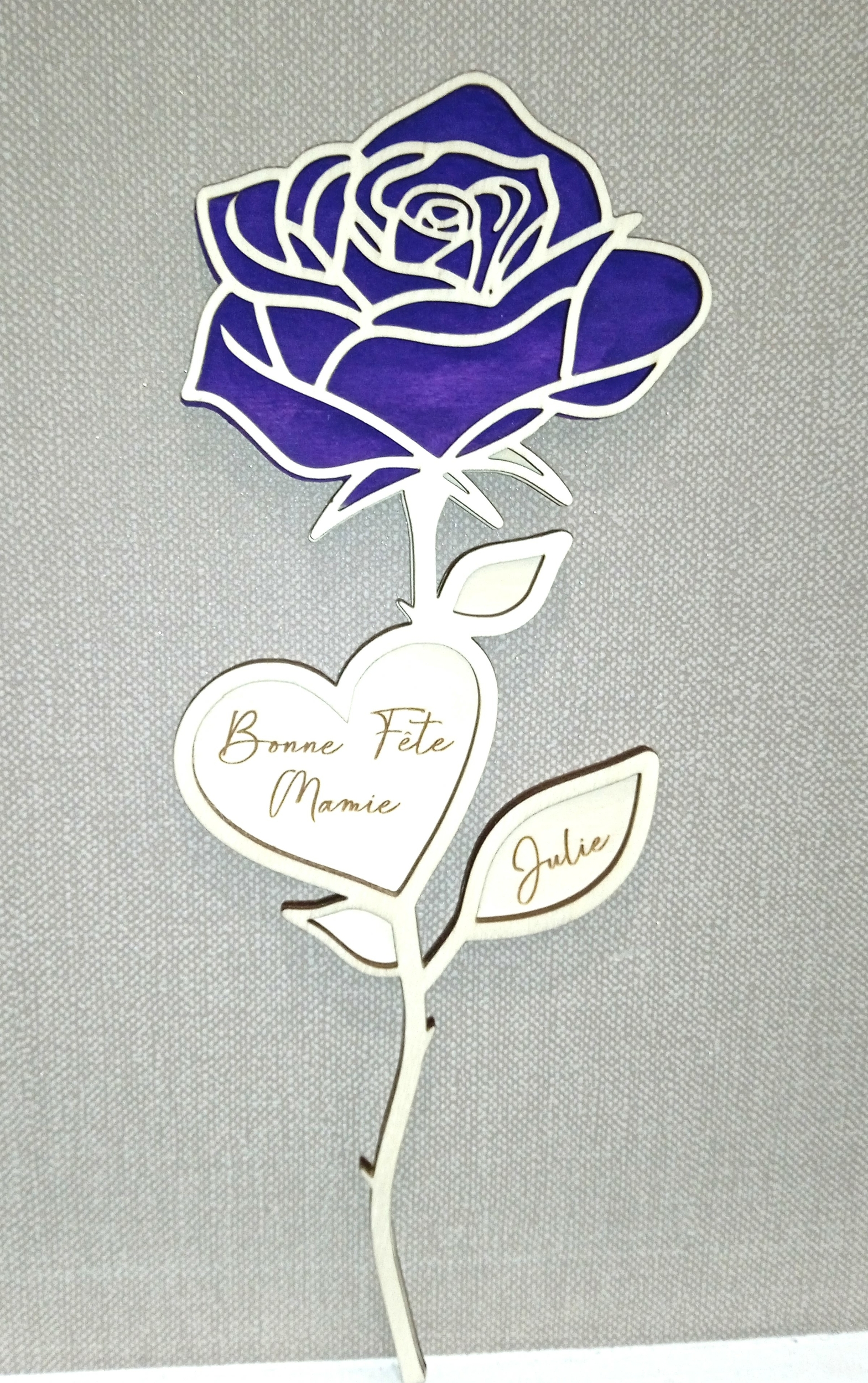 Rose en bois gravée bleu