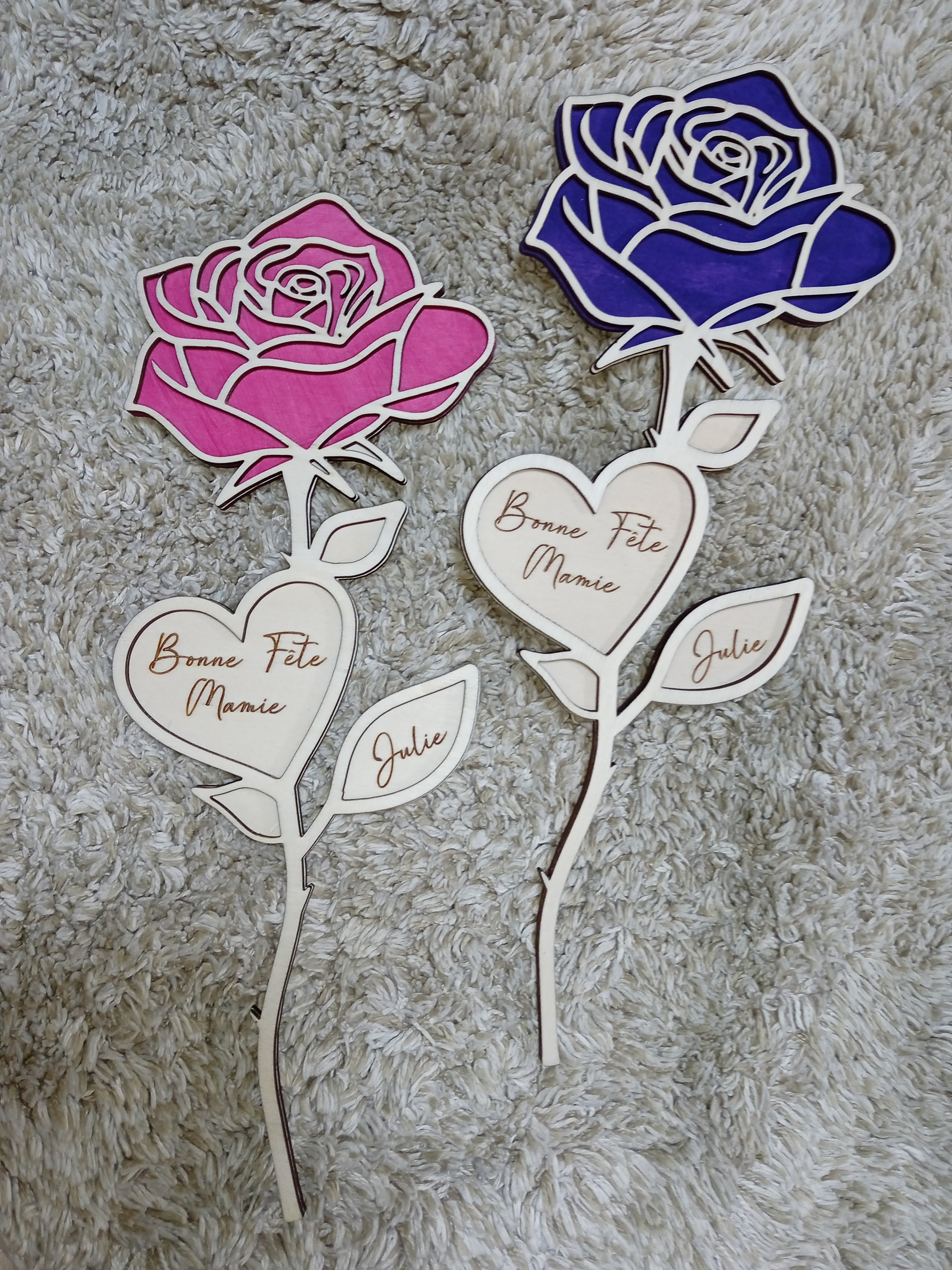 ROSE EN BOIS MAGENTA ET BLEU