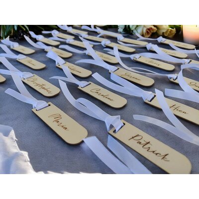Marque-place en bois gravé personnalisé avec ruban blanc