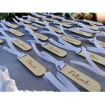 Marque-place en bois gravé personnalisé avec ruban blanc