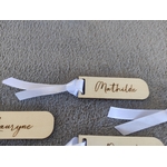 Marque place bois mariage personnalisé avec prénom gravé et ruban blanc