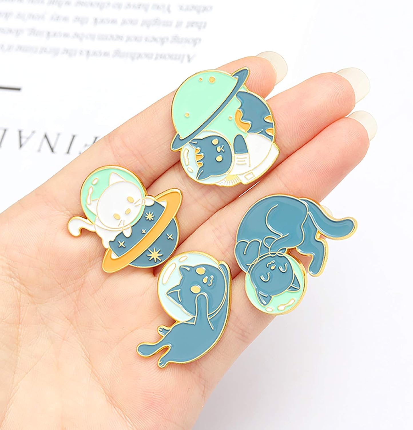 Pin’s chat blanc allongé sur planète, lot de broches pour femme et fille
