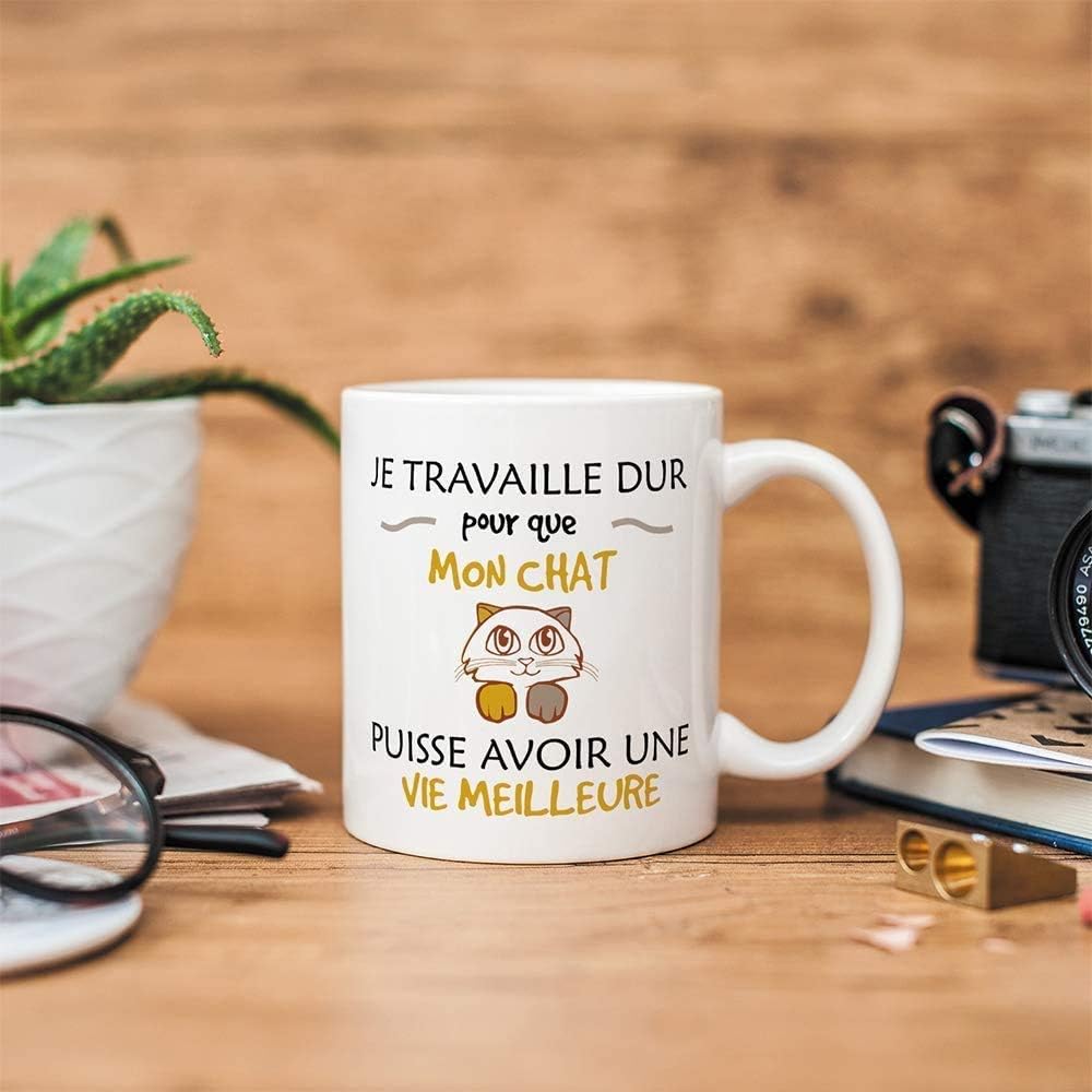 Tasse Mugffins "Je Travaille Dur pour Mon Chat" en céramique blanche avec design chat coloré