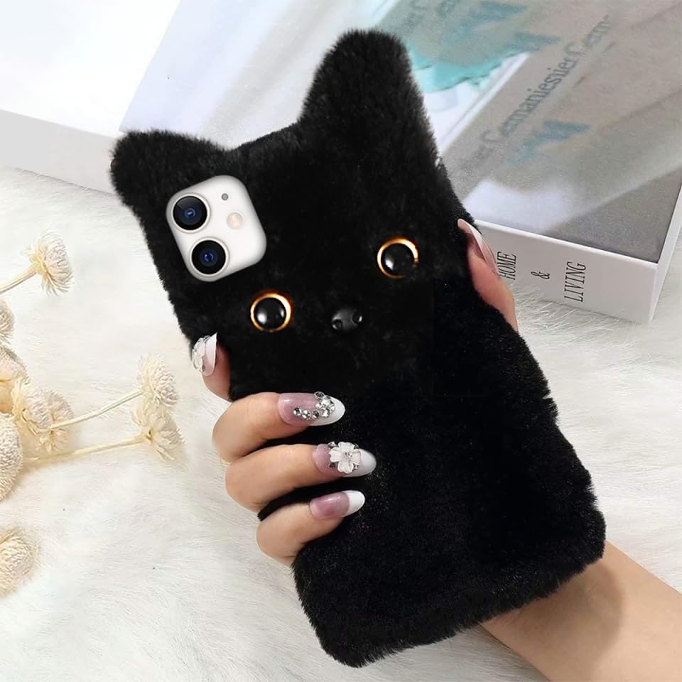 Détail des oreilles et nez de chat en relief sur coque pelucheuse