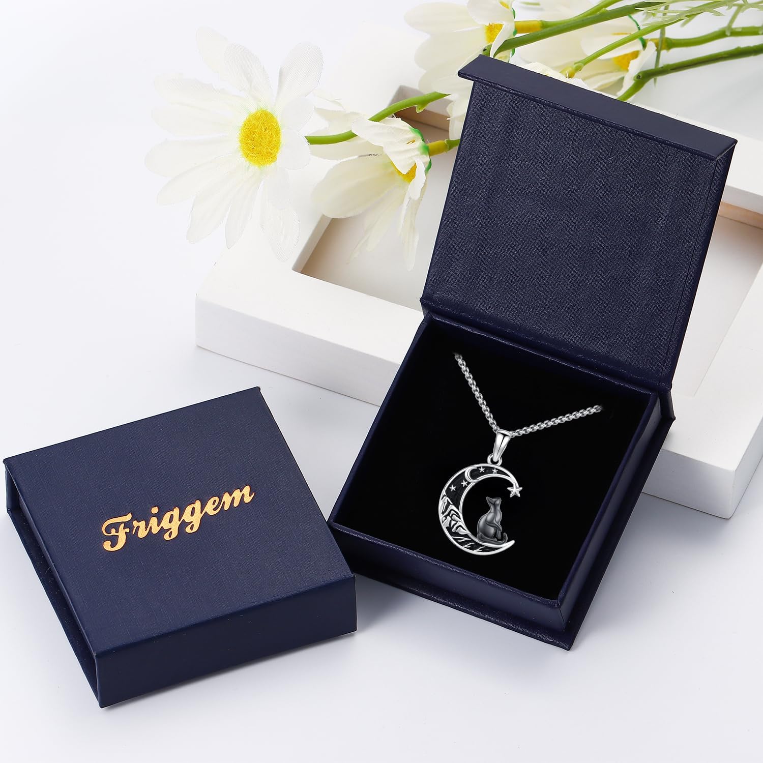 Collier chat lune présenté dans un écrin cadeau