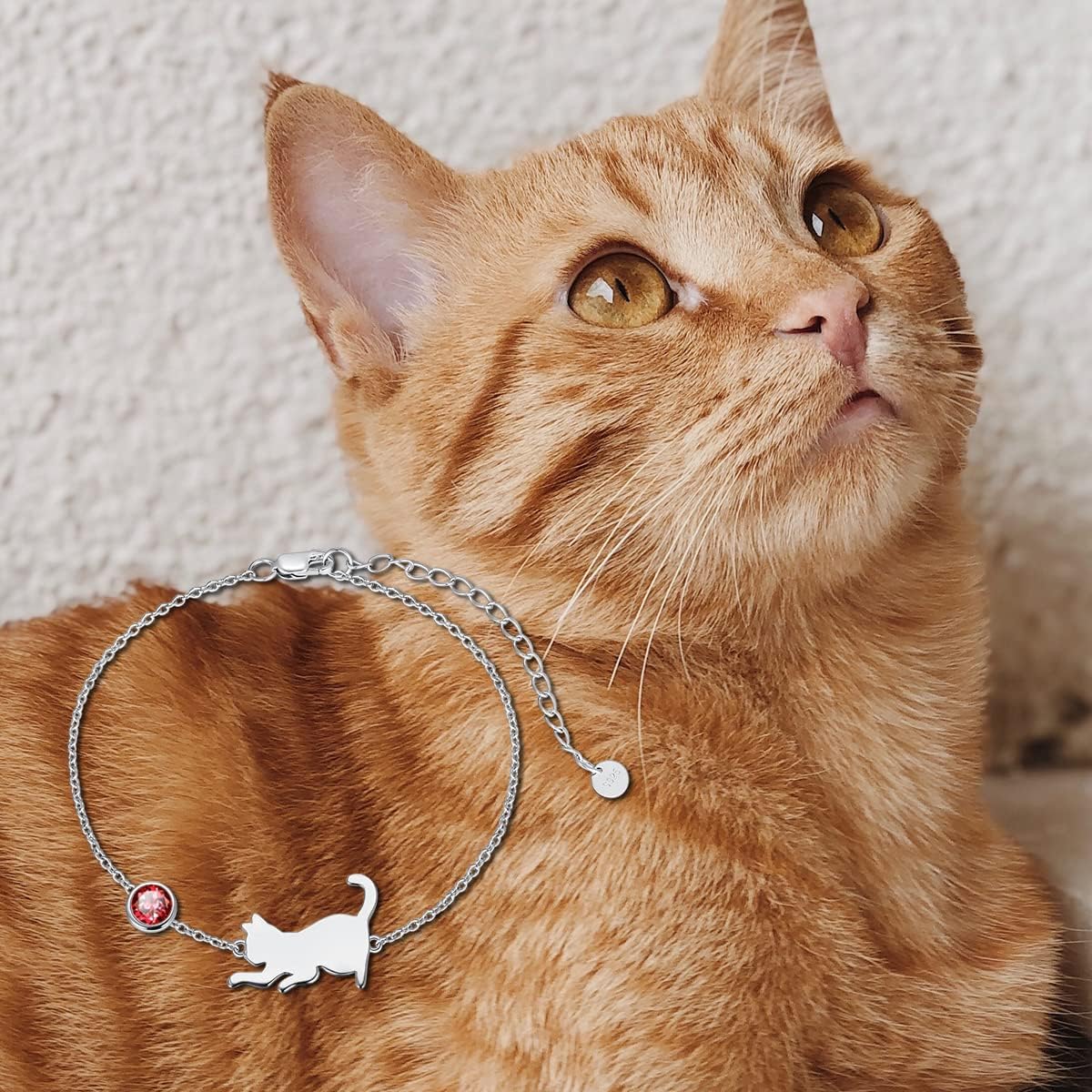 Détail du pendentif chat avec pierre de lune et zircon cubique sur le bracelet