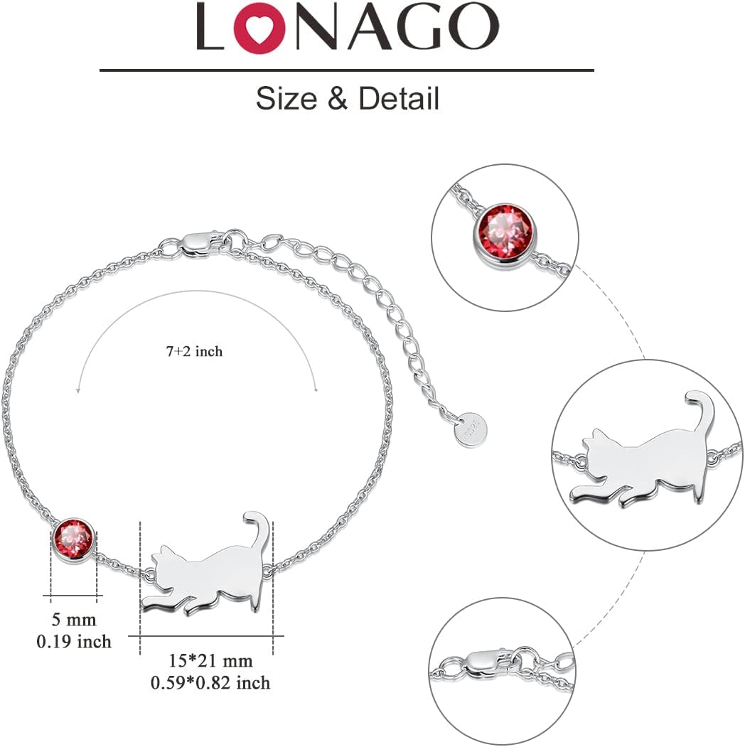 Détail du pendentif chat avec pierre de lune et zircon cubique sur le bracelet