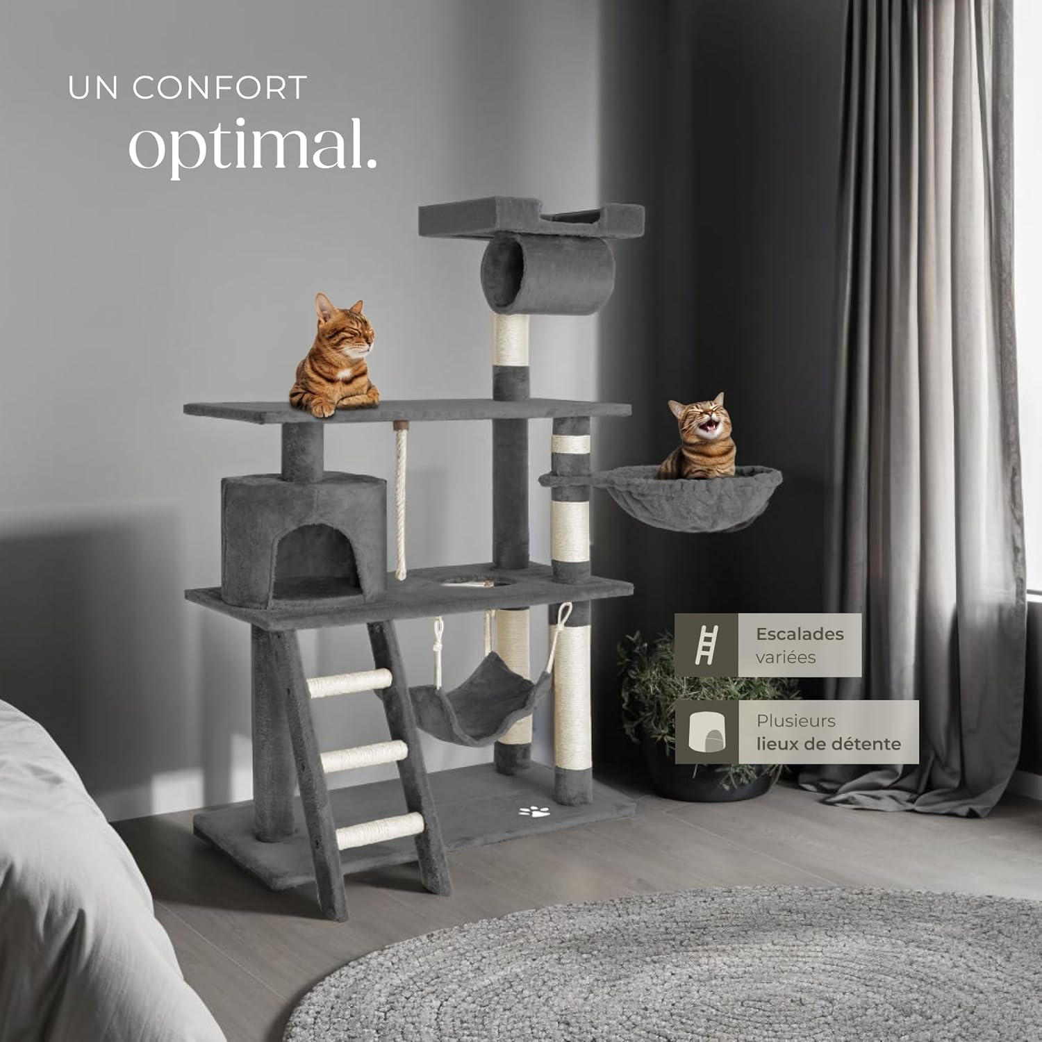 Chat jouant sur tunnel et griffoir en sisal de l’arbre TecTake multi-niveaux.