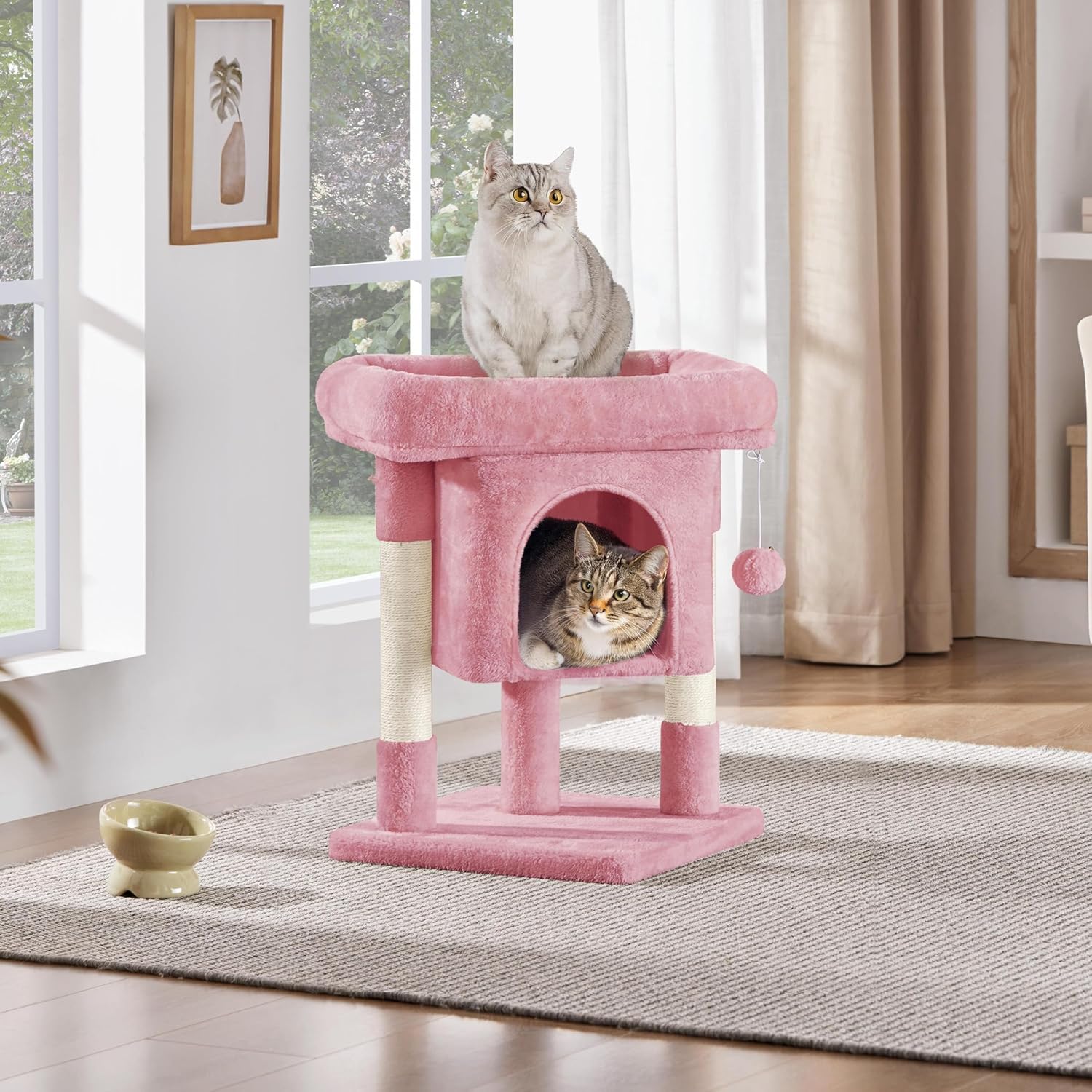 Chaton qui grimpe sur la tour griffoir compacte Yaheetech, adaptée aux petits espaces