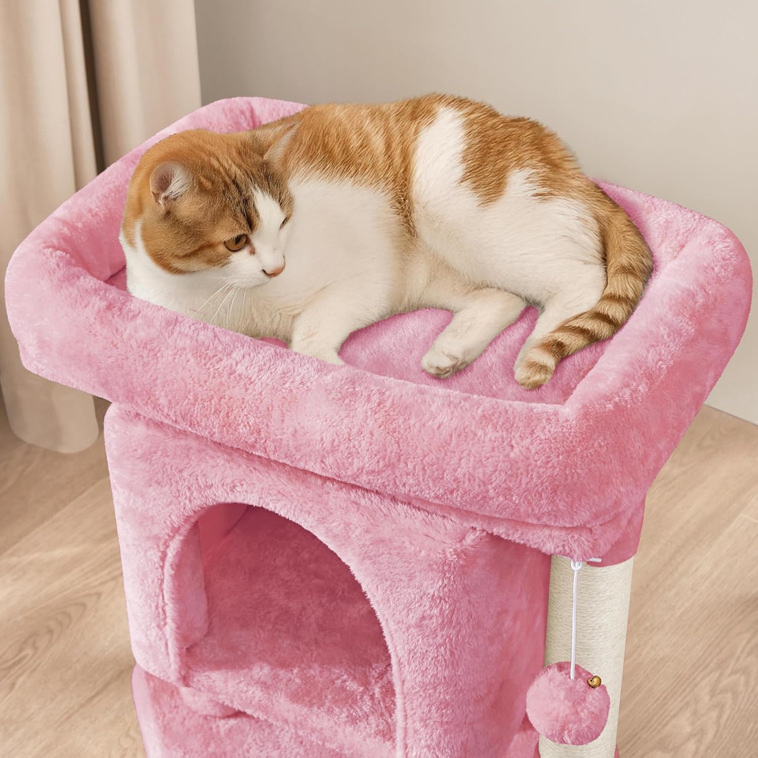 Arbre à chat design Yaheetech rose en bois FSC, installé dans un appartement moderne avec déco scandinave