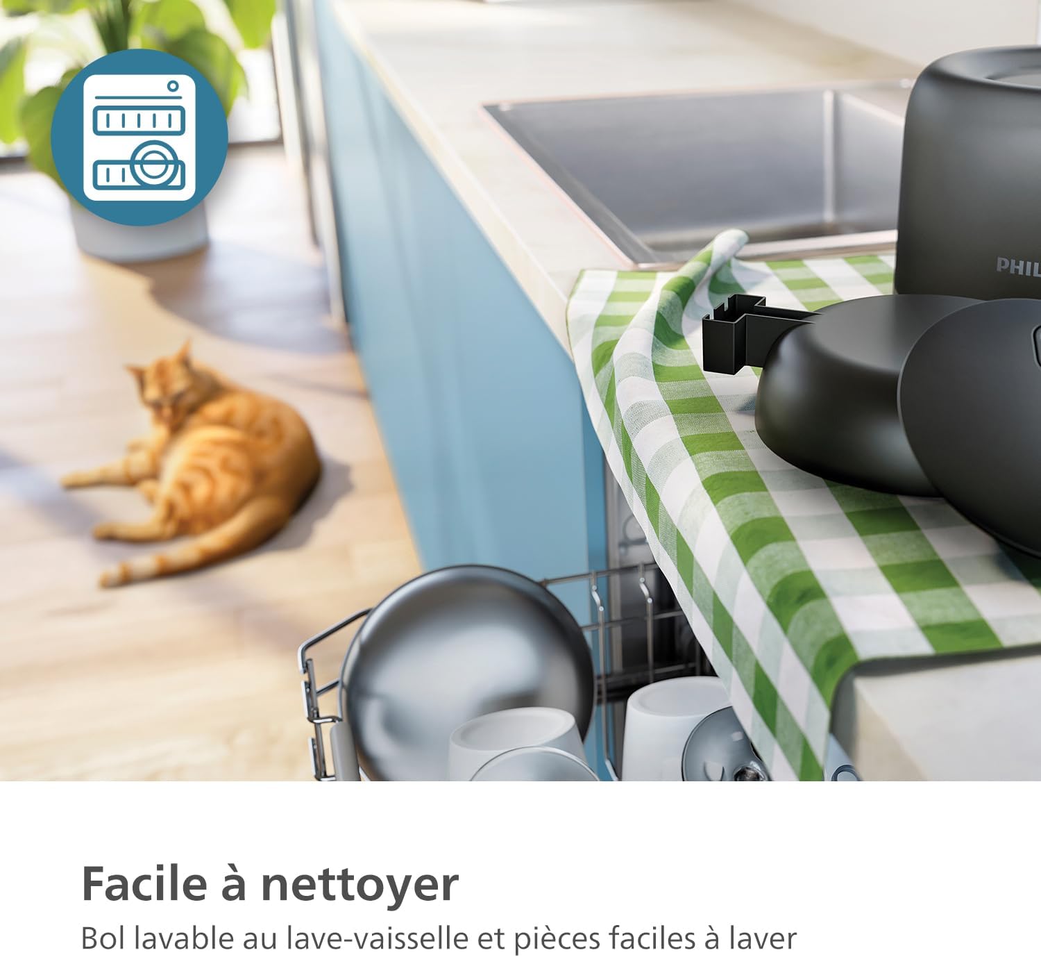 Chat mangeant des croquettes dans un bol incliné relié au distributeur connecté.