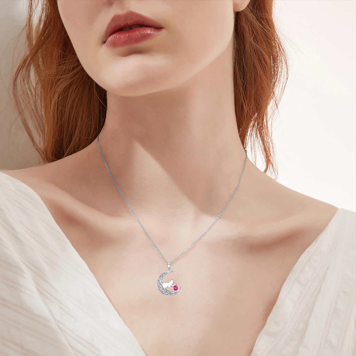 Collier élégant porté par une femme, symbole de tendresse féline.
