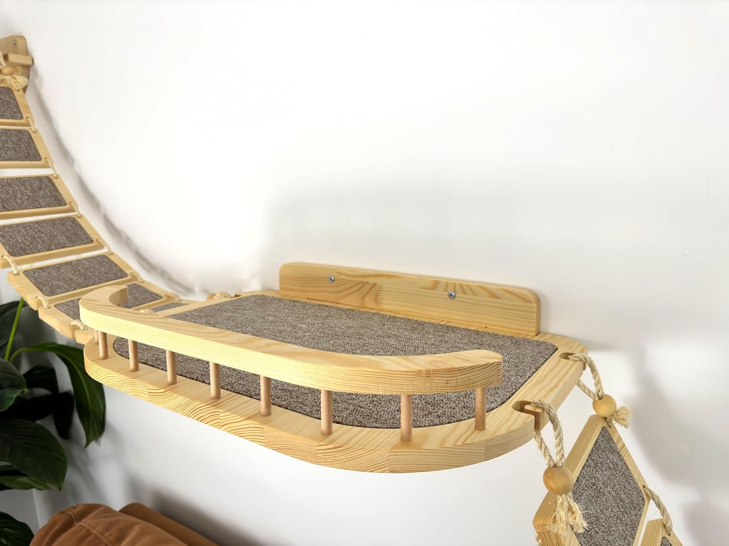 Vue détaillée d’une fixation murale solide pour meuble d’escalade pour chat RshPets XXL.