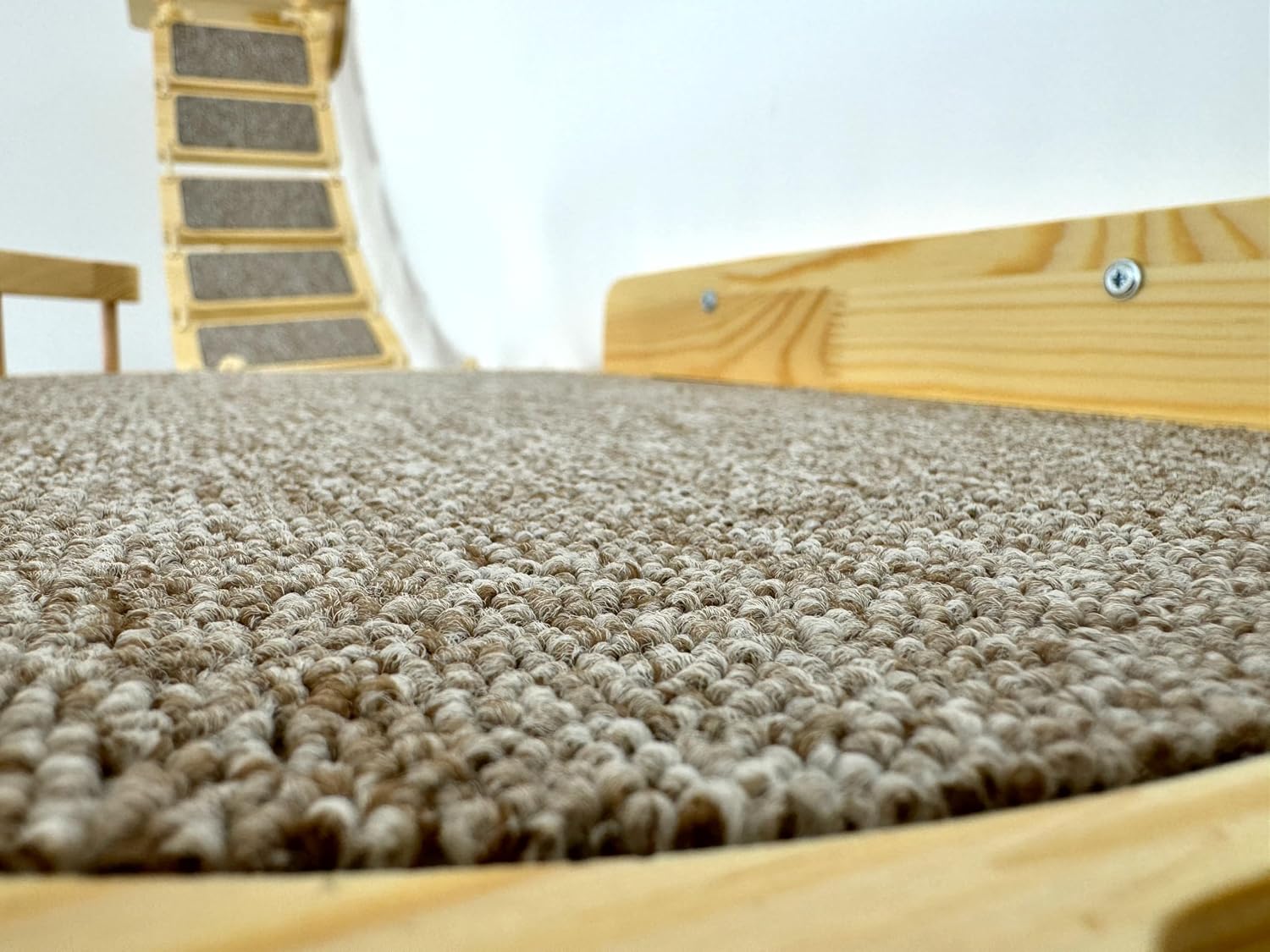 Mur d’escalade XXL pour chat en bois clair avec hamac et pont suspendu, idéal pour grimper et se reposer.
