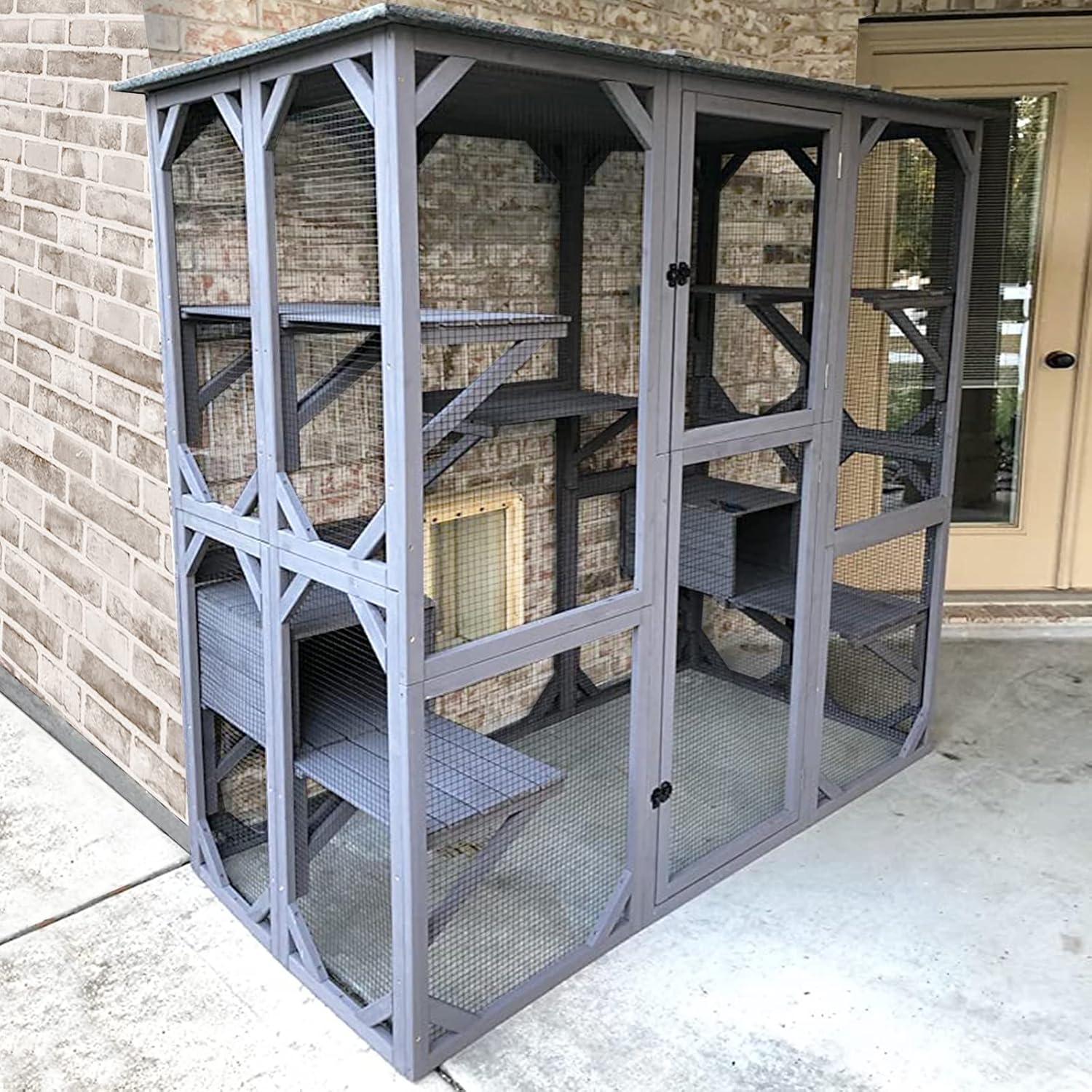 Maisons douillettes intégrées dans un catio spacieux