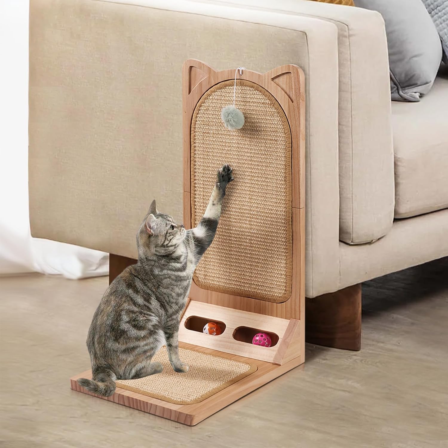 Chaton jouant et se reposant sur griffoir mural en sisal.