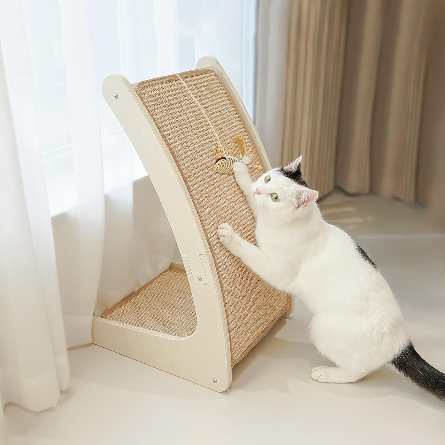 chat jouant sur arbre en sisal PETKARAY beige
