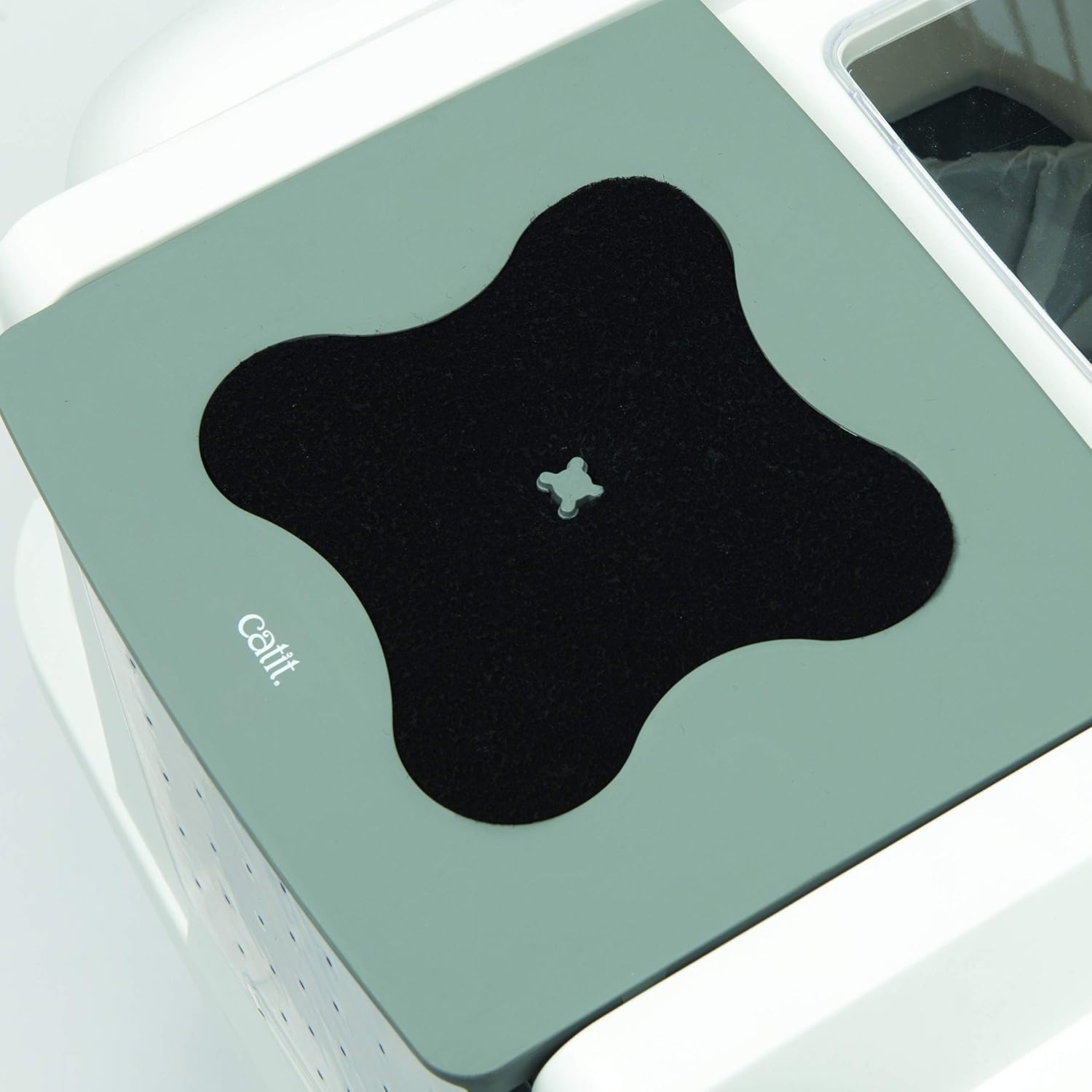 Chat entrant dans la maison de toilette SmartSift Catit