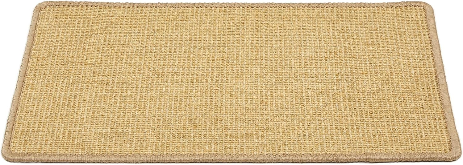 Chat qui griffe un tapis sisal Carpido antidérapant