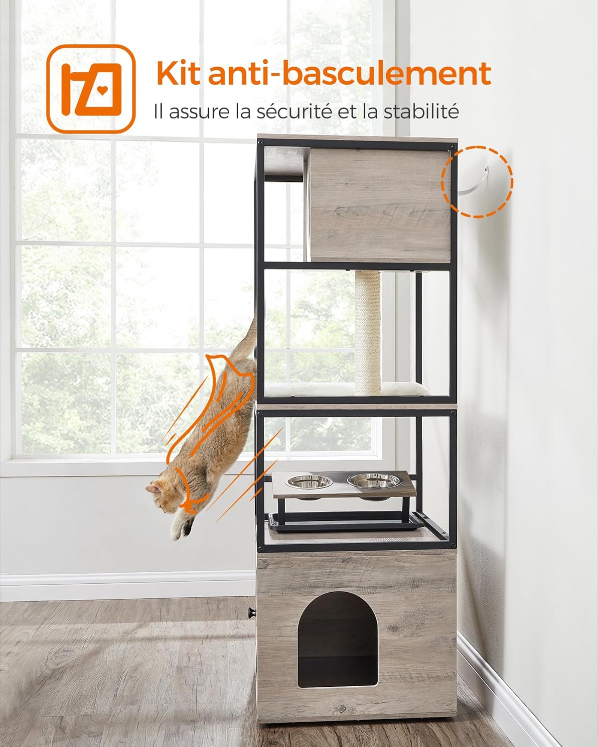 Chat installé sur plateforme en hauteur de l’arbre à chat moderne