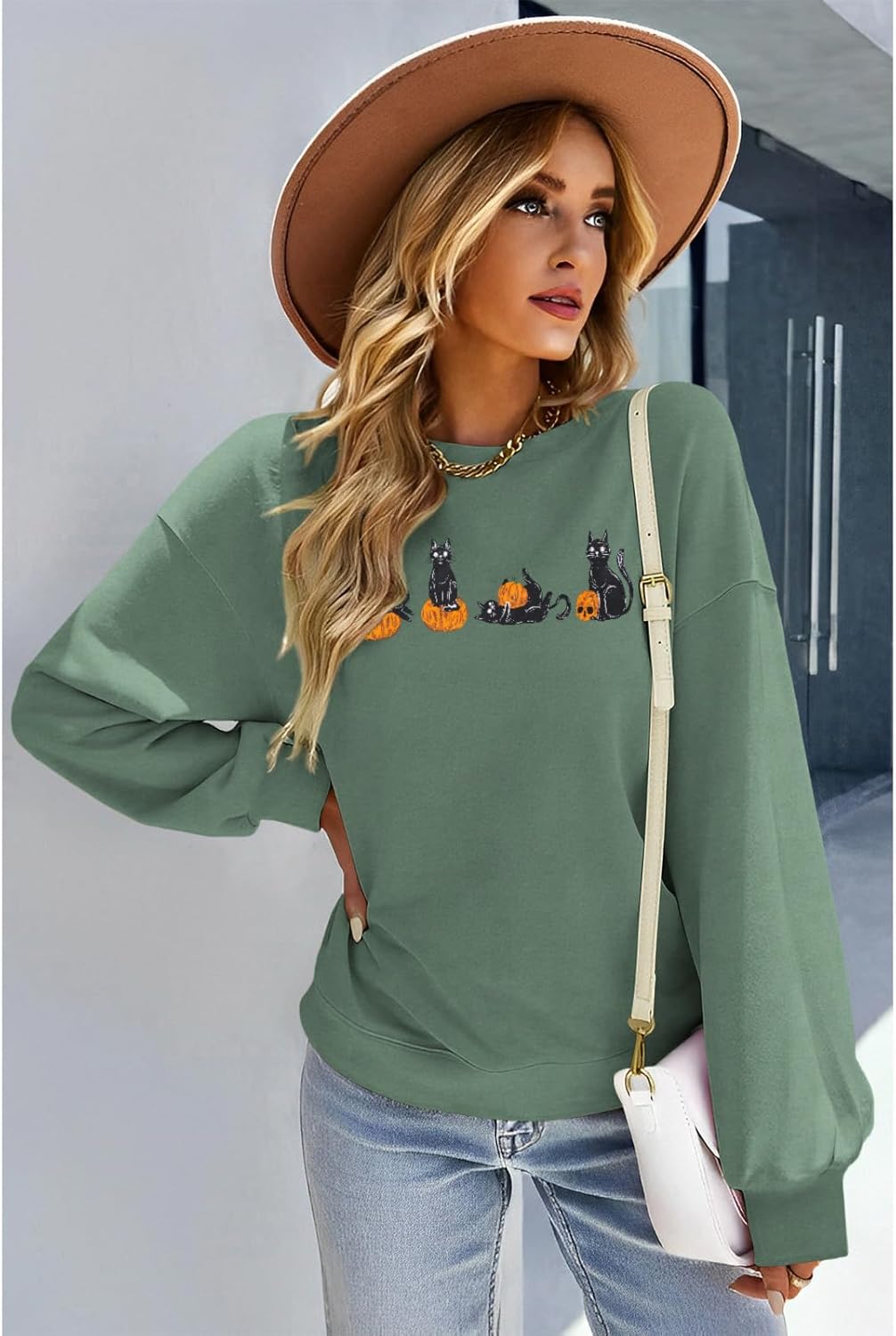 Détail motif chat noir citrouille imprimé sweat-shirt Halloween vert
