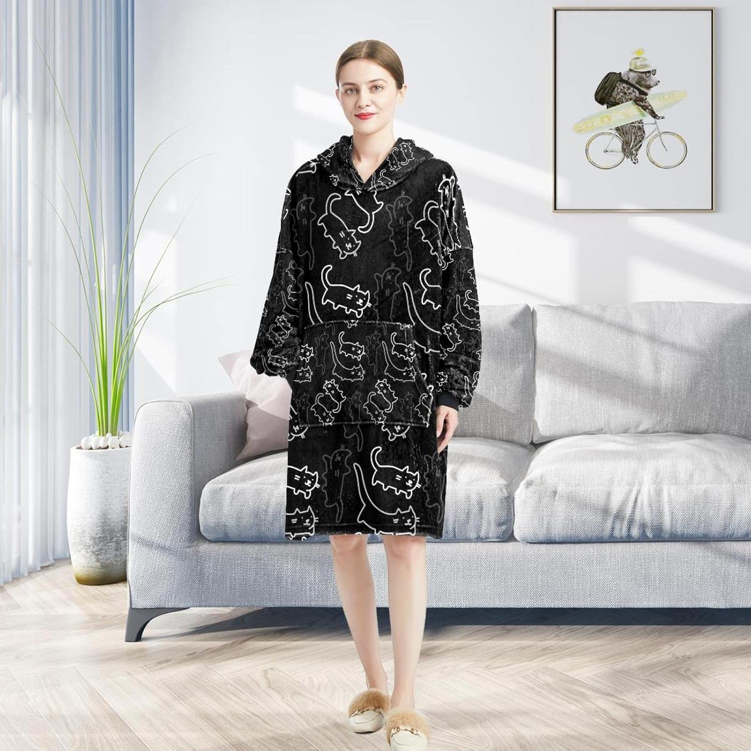 femme portant un sweat à capuche oversize motif chat blanc