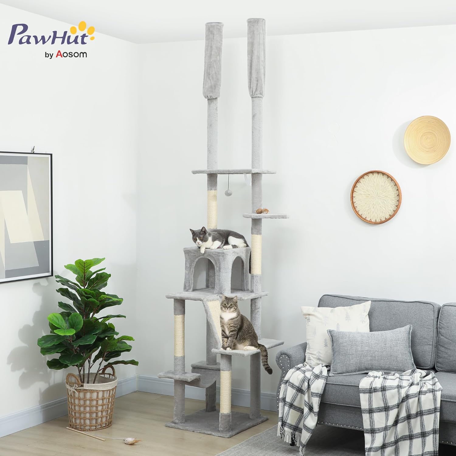 Base large stable arbre à chat plafond gris clair pour intérieur moderne.