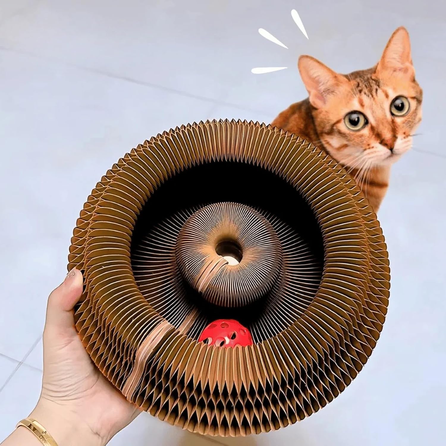 Boule à cloche intégrée au griffoir design chat.