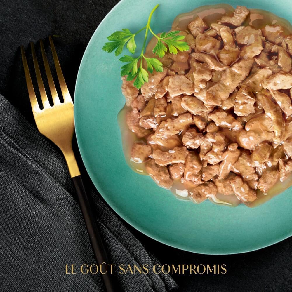 Gros plan bouchées mini filets canard dinde en sauce pour félin exigeant