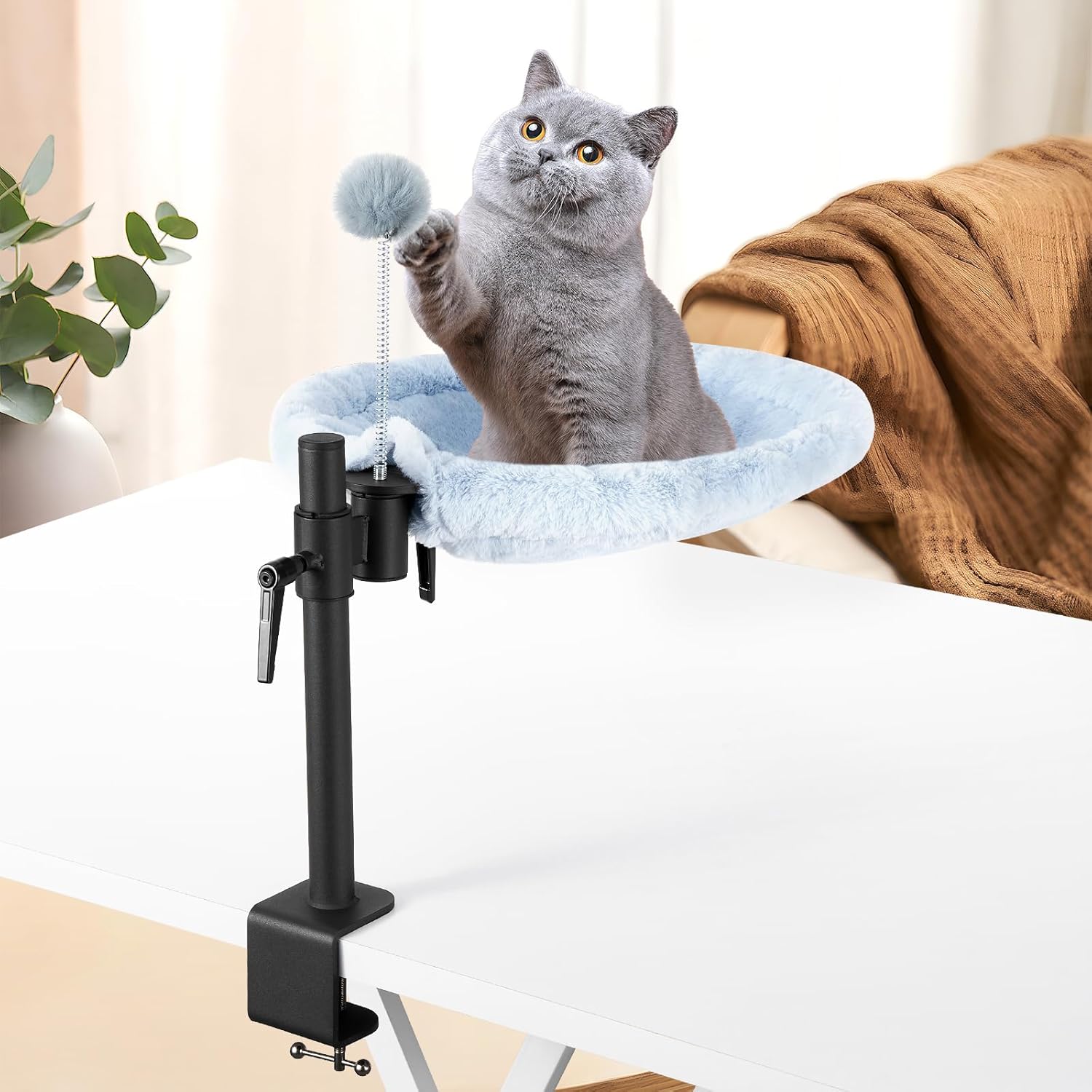lit de bureau design premium pour chat blanc fixé sur un bureau moderne