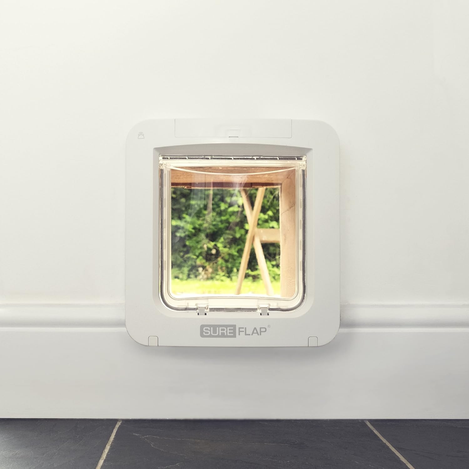 Chatière SureFlap blanche pour chat avec contrôle mobile application