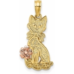 Pendentif chat assis en or jaune 14 carats avec nœud et fleur rose