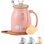 Tasse à café MengCat en céramique rose, décorée de motifs félins, utilisée lors d’un petit-déjeuner convivial.